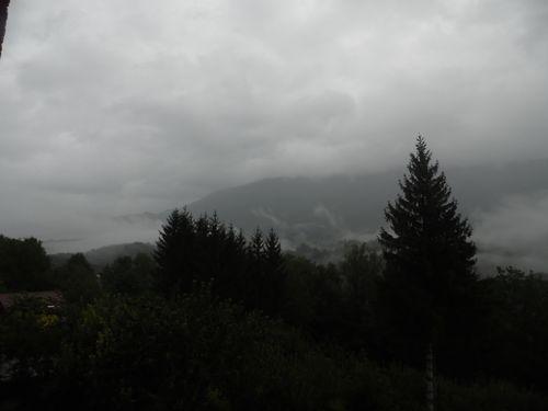 première photo, ciel nuageux à gauche et à droite ciel flamboyant  et en quelques minutes il a changé et devenu tout gris