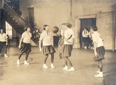 Avant, le basket féminin se jouait à 6vs6 et s’appelait le « Basquette »