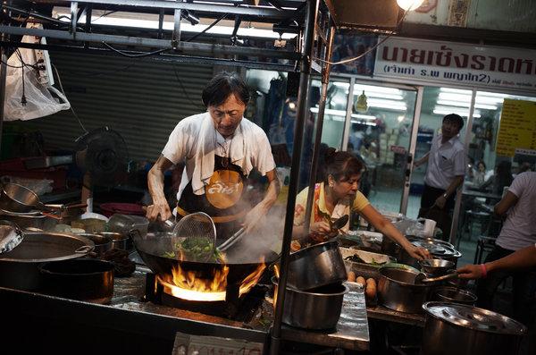 Cuisine Thailande vers la normalisation ? Un robot testeur approuvé par le gouvernement [HD]