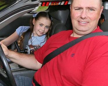 Son papa l’emmène à l’école avec la voiture de « Retour vers le futur »