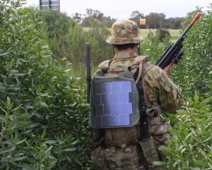 L'Armée australienne teste le solaire portable pour réduire le poids de l'équipement porté par les soldats.