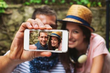 selfie frontback ios android 700x466 Frontback devient le réseau social du selfie