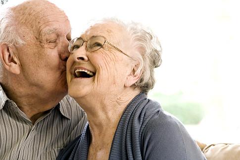Nouvelle recherche scientifique : Est-ce que les gens heureux sont plus en forme lorsqu'ils sont vieux ?