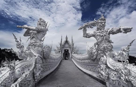Wat Rong Khun : Le temple plus blanc que blanc Wat-Rong-Khun-Thailande temple blanc mogwaii (1)