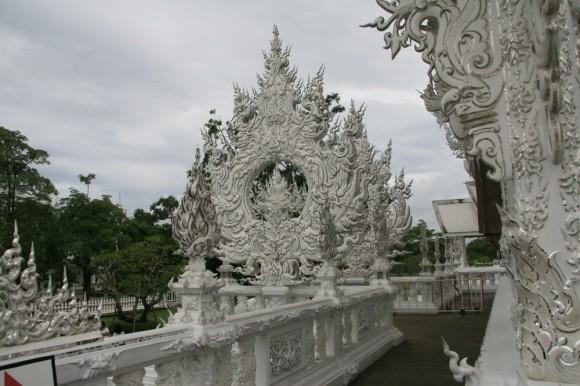 Wat Rong Khun : Le temple plus blanc que blanc Wat-Rong-Khun-Thailande temple blanc mogwaii (7)