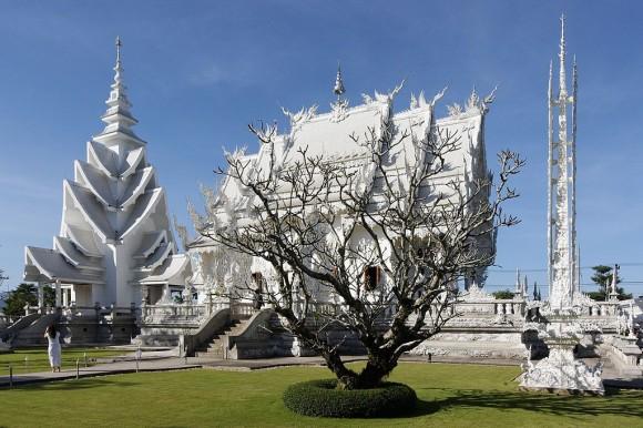 Wat Rong Khun : Le temple plus blanc que blanc 1024px-Wat_Rong_Khun-001