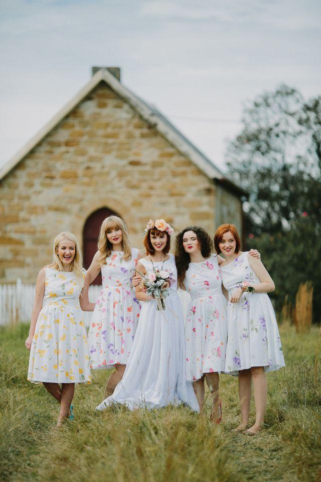 Floral Print Bridesmaid Dresses / Justin Aaron Photography - Vestidos florais para casamento no campo.