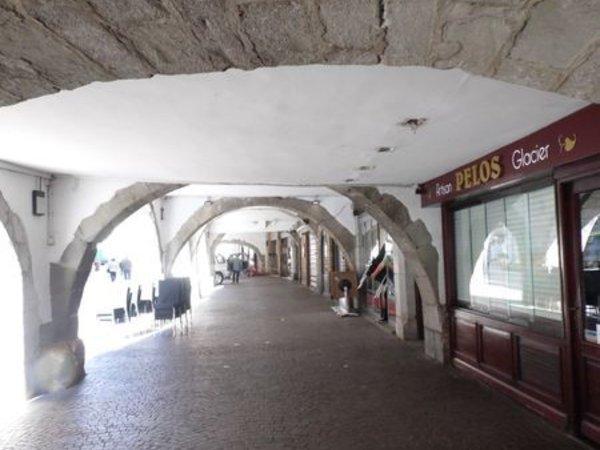 le monsieur en treillis était immobile, il est resté longtemps  dans cette position, nous l'avons vu en allant et repartant....quel courage...