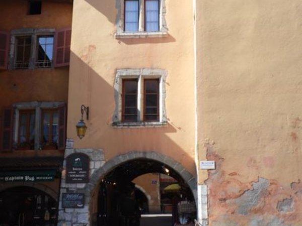 le monsieur en treillis était immobile, il est resté longtemps  dans cette position, nous l'avons vu en allant et repartant....quel courage...