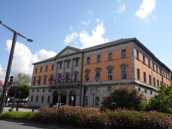 le monsieur en treillis était immobile, il est resté longtemps  dans cette position, nous l'avons vu en allant et repartant....quel courage...