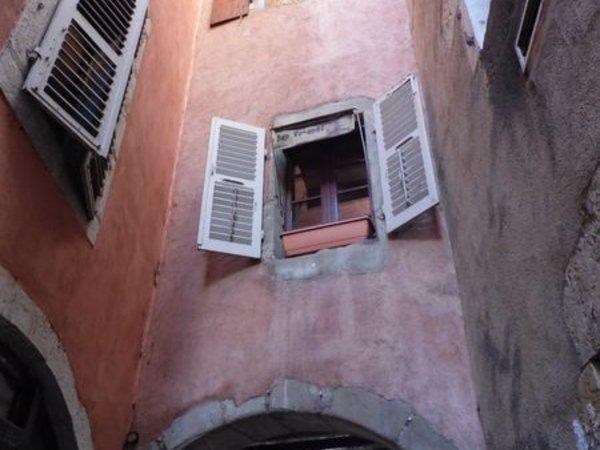 le monsieur en treillis était immobile, il est resté longtemps  dans cette position, nous l'avons vu en allant et repartant....quel courage...