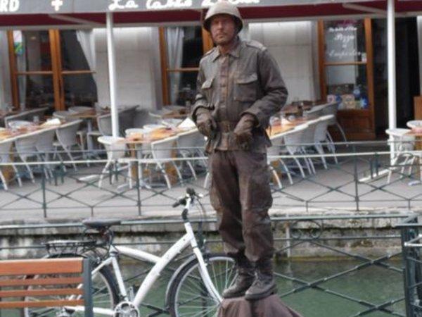 le monsieur en treillis était immobile, il est resté longtemps  dans cette position, nous l'avons vu en allant et repartant....quel courage...