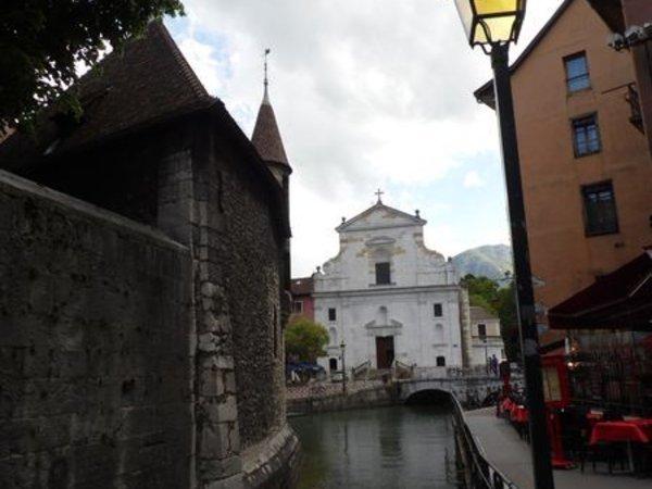 le monsieur en treillis était immobile, il est resté longtemps  dans cette position, nous l'avons vu en allant et repartant....quel courage...