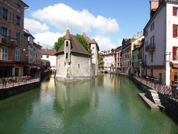 le monsieur en treillis était immobile, il est resté longtemps  dans cette position, nous l'avons vu en allant et repartant....quel courage...