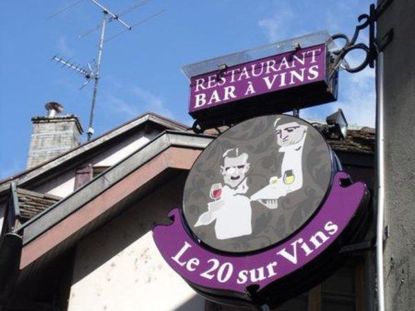 le monsieur en treillis était immobile, il est resté longtemps  dans cette position, nous l'avons vu en allant et repartant....quel courage...