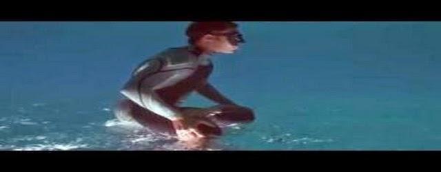 Il marche à la surface de l'eau (Vidéo)