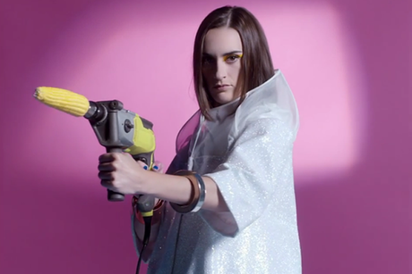 ♫ YELLE, COMPLETEMENT FOU !