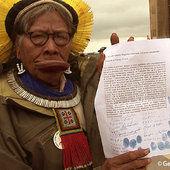 Raoni : signature de la pétition contre le complexe de barrages de Belo Monte