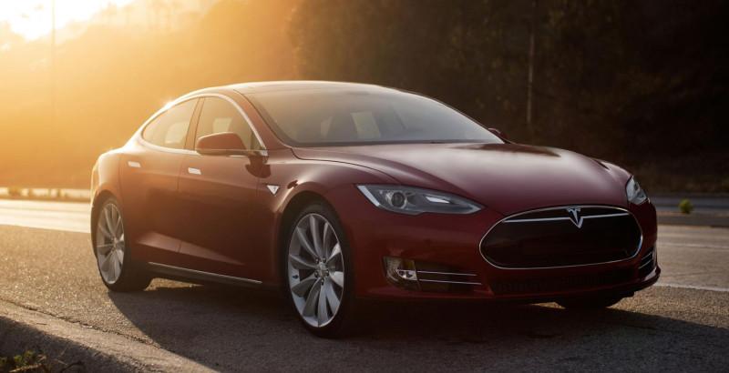 Tesla dévoile la Model S P85D, une voiture pourvue d’un pilote automatique