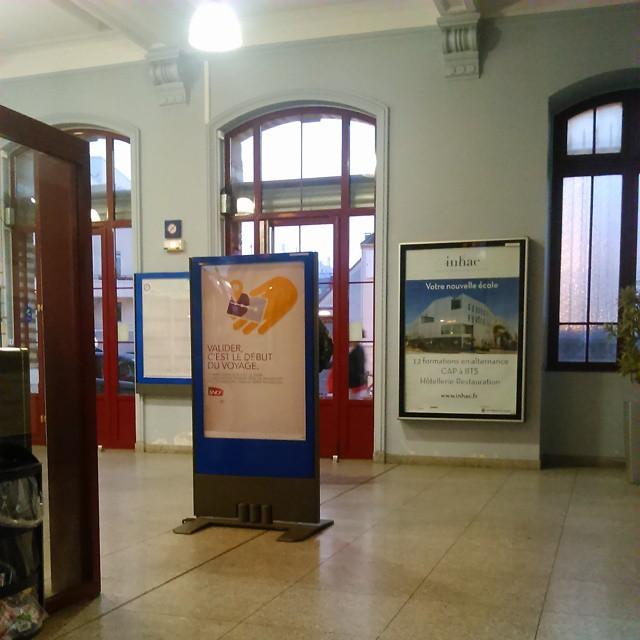 Arriver trop tôt pour aller à #lécole et attendre dans la #gare l'heure car dehors il fait #froid ! #Temps #rafraichissement #paschaud #CFA #alternance #cuisine #INHAC #BacPro #bacprocuicine @Gare de Saint-Gratien