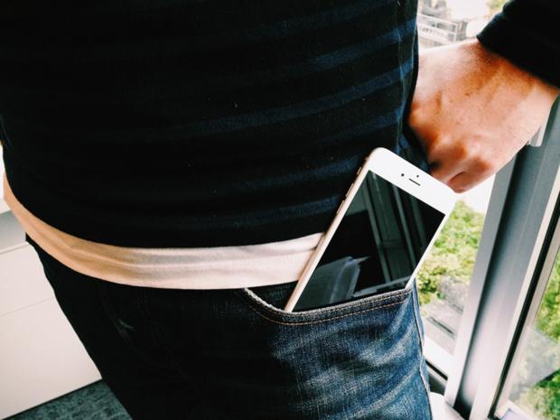 Pocketgate: 3 marques accueillent l'iPhone 6 Plus dans leurs poches