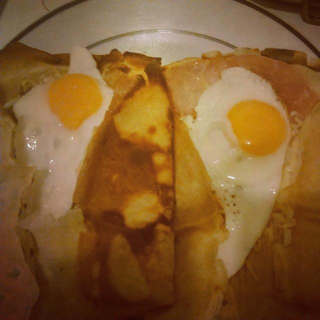 Ce #soir à l'appartement c'est #soiréecrêpes et on commence  par deux #salés une #jambon #gruyère #oeuf et l'autre #aiguilettedecanard et les deux mêmes autres ingrédients � #Tropbon #bon #orgasme #pornfood #food #foodporn #instafood #toutseul #frèresoeur #mamanpaslàpendantunesemaine ! @chez moi �