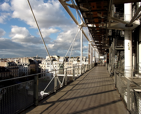 Le 3ème étage du Centre Pompidou couloir en plein air, ciel et immeubles