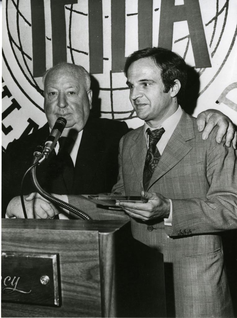 Alfred Hitchcock remet le prix IFIDA par à François Truffaut pour La Nuit américaine en 1973 © DR.