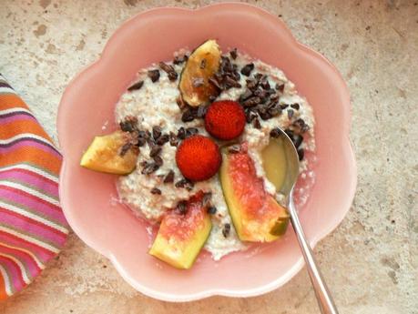 Porridge protéiné aux flocons de sarrasin, figues, fèves de cacao cru Porridge sarrasin pois fèves