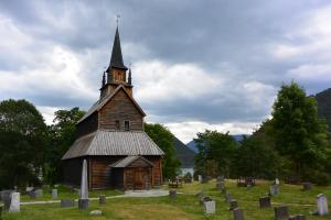 L'église en bois debout de Kaupanger avant que l'orage n'éclate