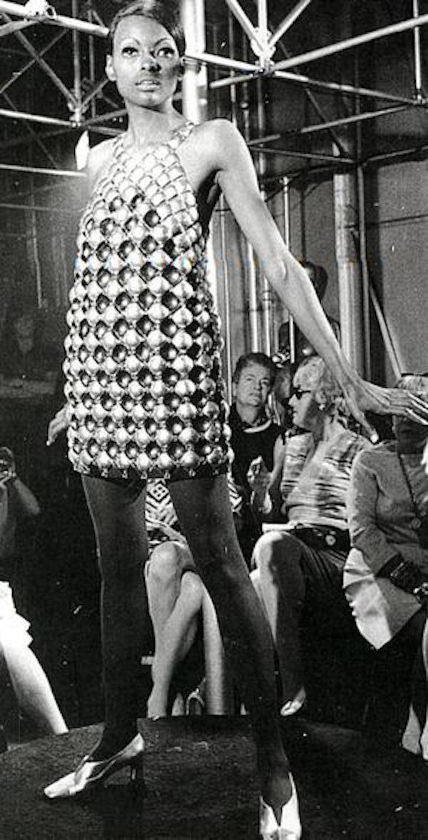 paco_rabanne_-_mini_robe_en_pastille_metalliques_-_1968-155f5