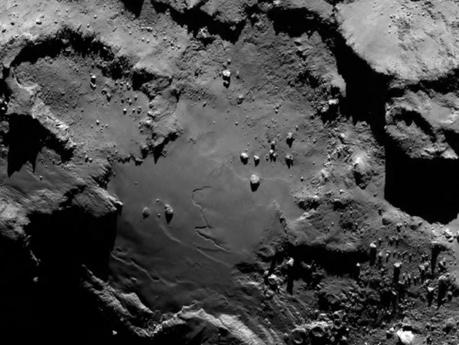 Relief du noyau de la comète photographié avec la caméra OSIRIS de Rosetta à 130 km de sa surface