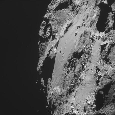 Nouvelle image de la région des rochers de Gizeh où, du haut de ses 45 m (maximum), se distingue Cheops. Non loin de là, on peut observer une sorte de dépression. L’image a été capturée avec la caméra de navigation (NavCam), le 8 octobre, à seulement 16,9 km de distance