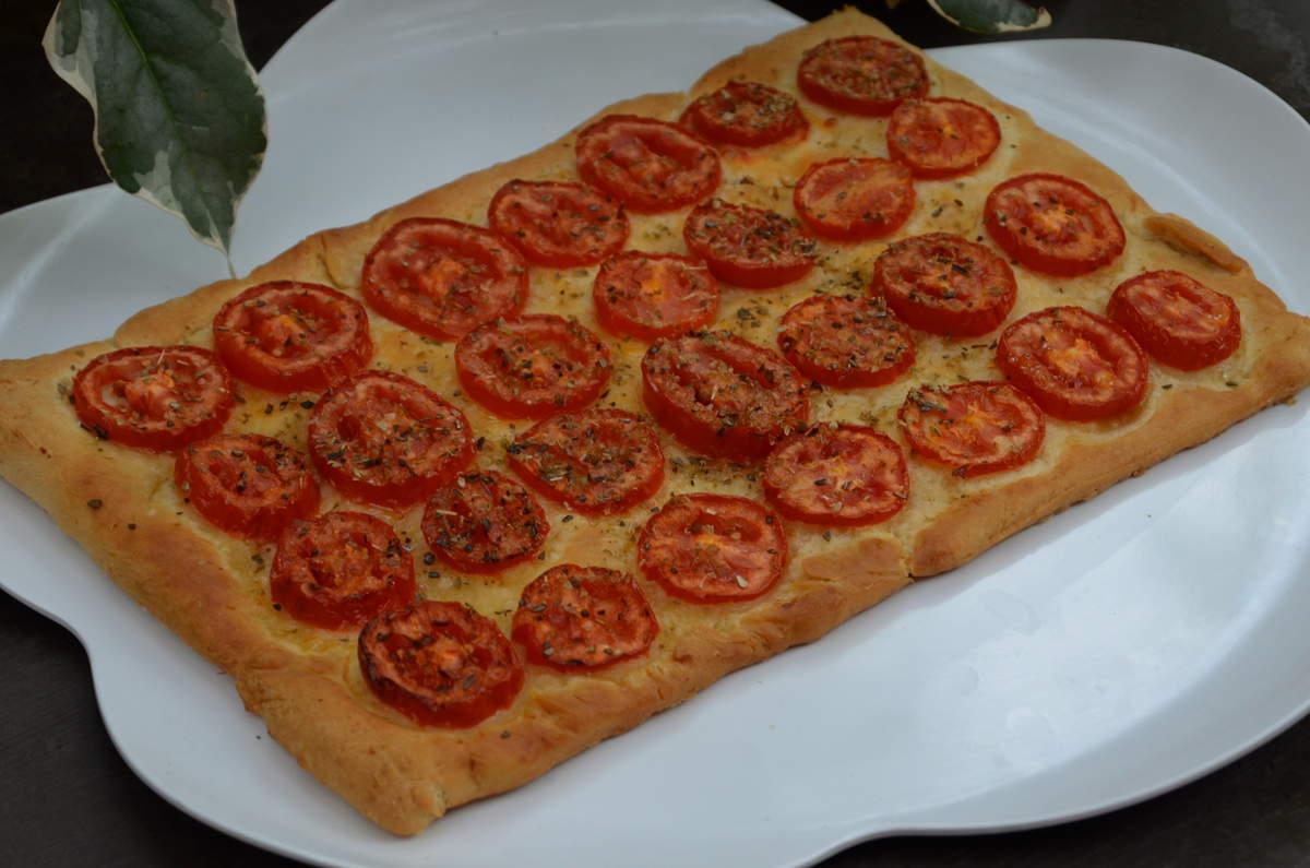 Pizza aux tomates fraiches