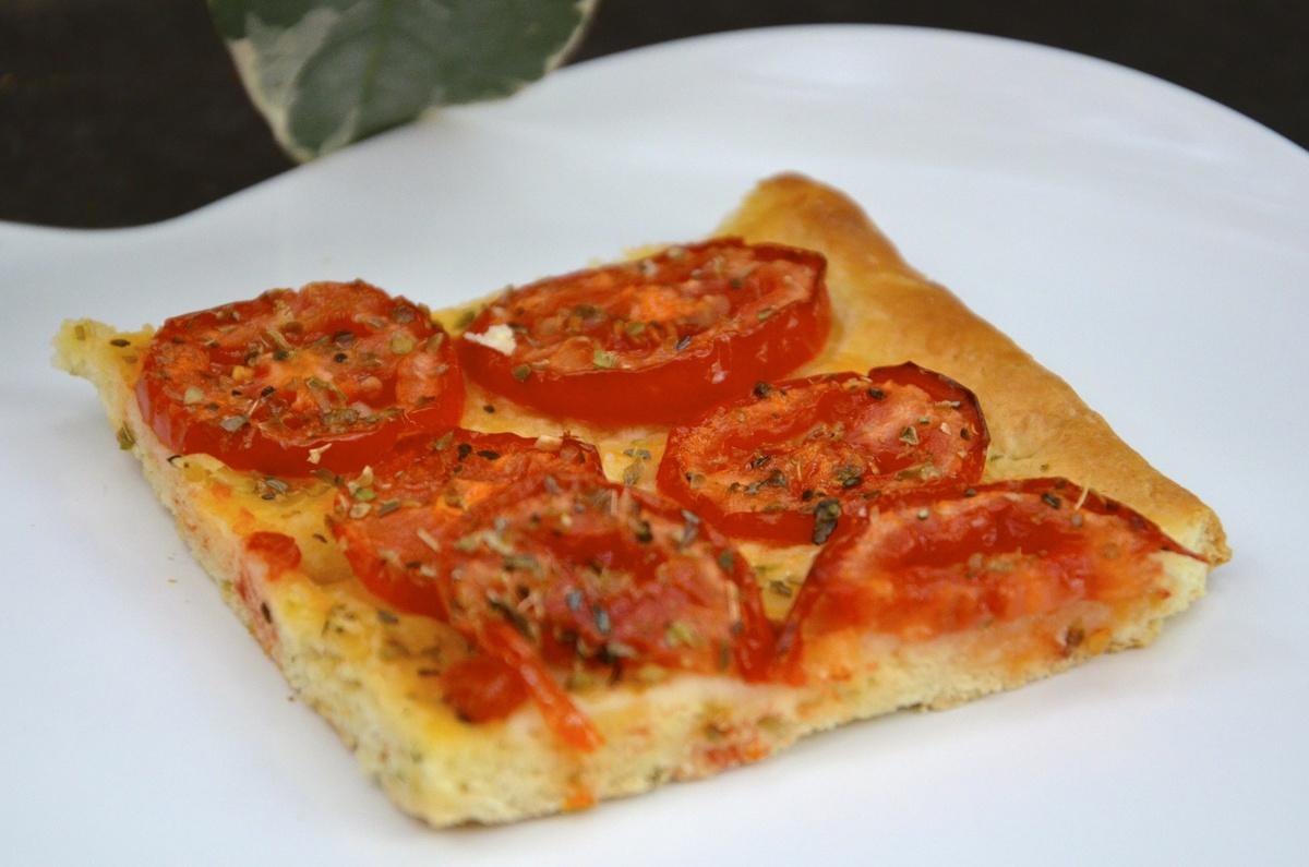 Pizza aux tomates fraiches