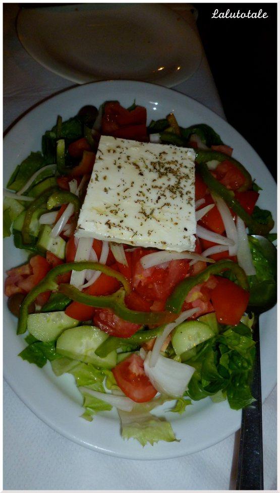 Zoom sur la très copieuse salade grecque