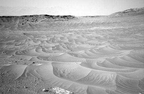 Dunes de sable à flanc de montagne - sol 777
