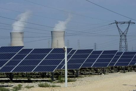 Panneaux solaires devant la centrale nucleaire du Tricastin AFP Production électrique mondiale : le nucléaire deux fois plus faible que les énergies renouvelables