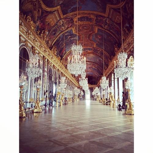 Alone in Versailles. What a beautiful visit we had today. đŸ˜ąđŸ‘¸#paris #versailles  (à Galerie Des Glaces. Chateau De Versailles)