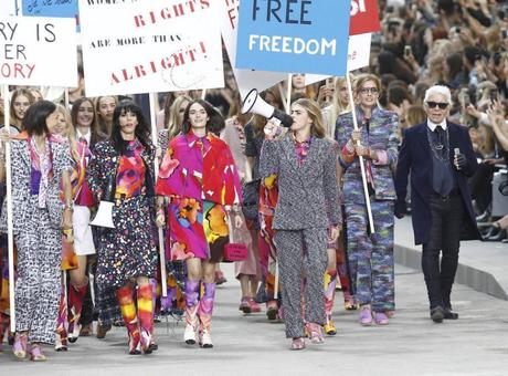 Les-mannequins-feministes-du-defile-Chanel-printemps-ete-2015_exact1024x768_l[1]