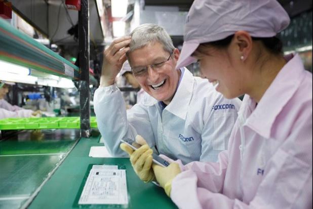 Tim Cook en visite dans une usine qui fabrique les iPhone 6