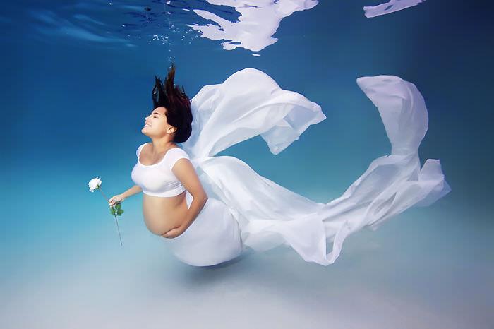 photo femme enceinte sous l'eau