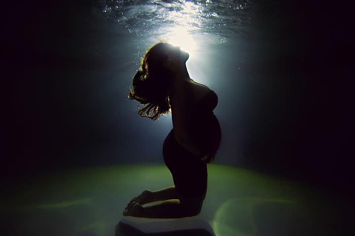 photo femme enceinte sous l'eau