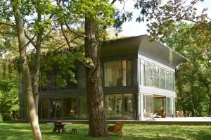La première maison préfabriquée de Philippe Starck s'est installée à Montfort l'Amaury. Elle produit 50% de plus d'énergie qu'elle n'en consomme