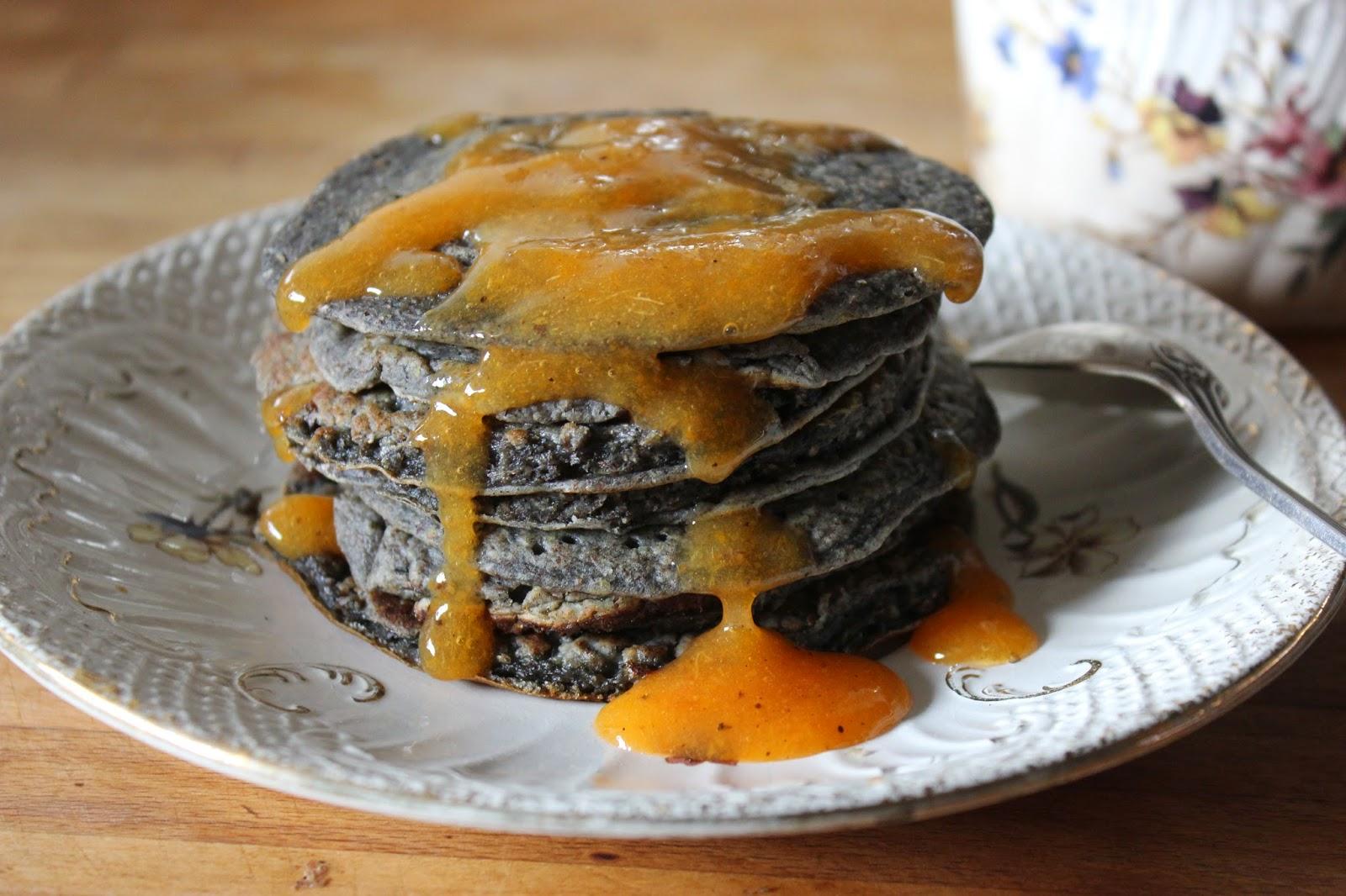 Black pancakes et leur coulis de kaki vanillé