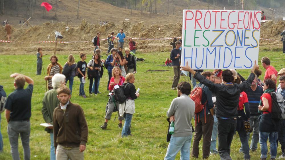 Des opposants au barrage de Sivens (Tarn) manifestent sur le site du chantier, le 25 octobre 2014.