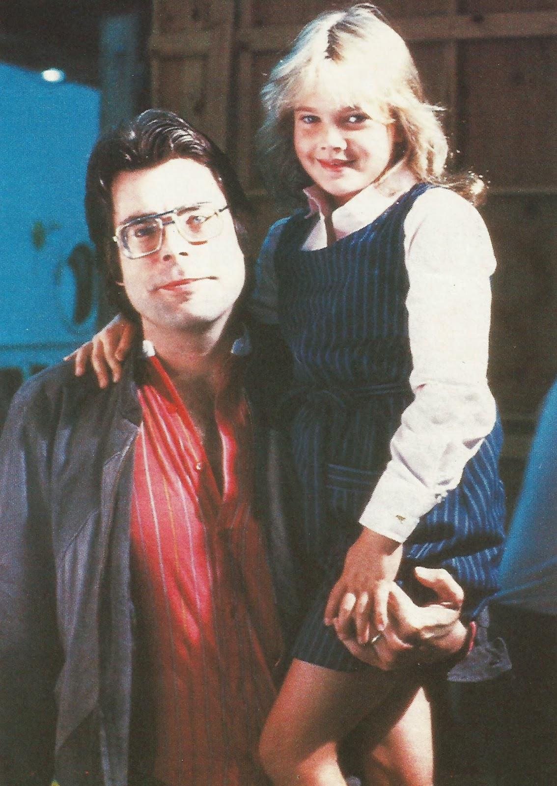 Stephen King and Drew Barrymore on the set of Firestarter [Dossier] Stephen King au cinéma : du papier à la pellicule 