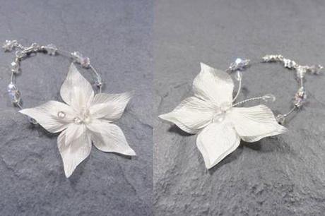 bracelets fantaisie en fil métallique rigide avec une fleur en tissu pour l'un et un papillon en tissu blanc pour l'autre