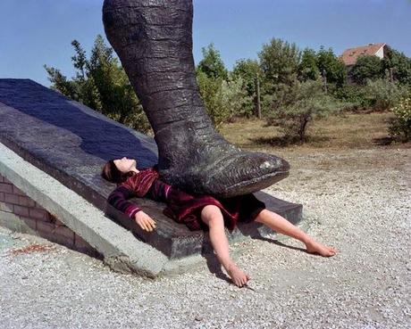 Elle joue avec les statues