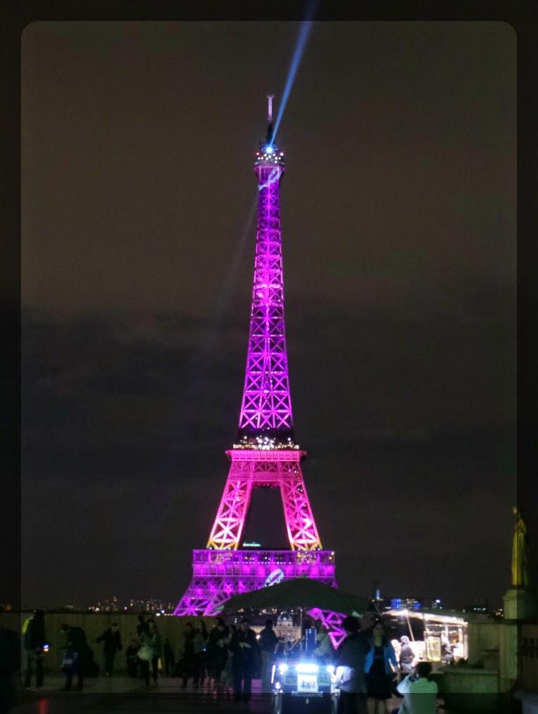 La tour Eiffel toute de rose vêtue pour la bonne cause! #OctobreRose